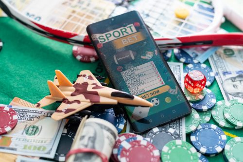 Aplicativo de apostas em jogos online para smartphone com fichas de cassino, dinheiro e equipamentos esportivos